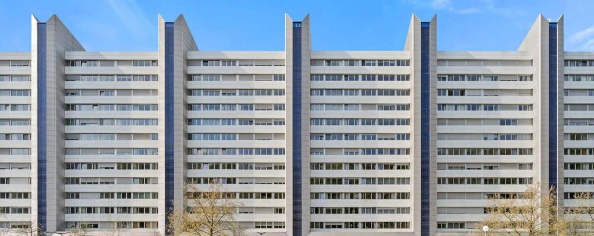 Elegant 1br Apt, Balcony, Pool, Central Location