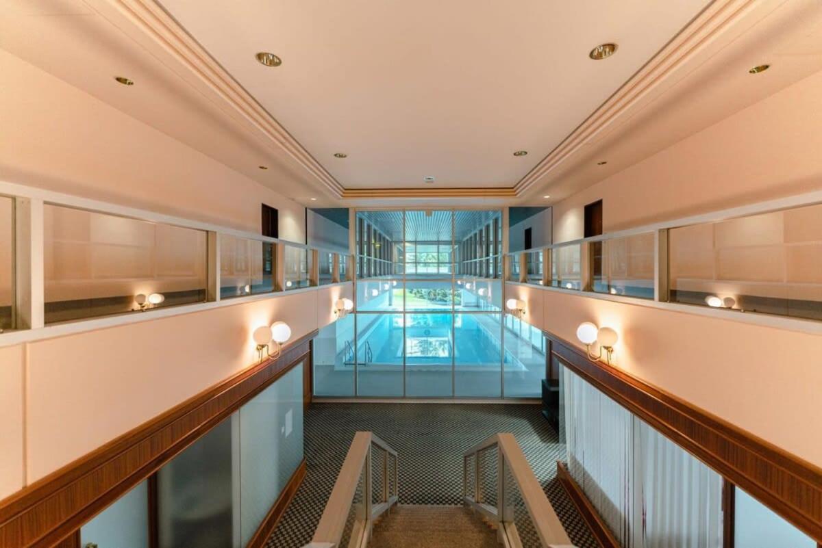 Elegant 1br Apt, Balcony, Pool, Central Location Apartment