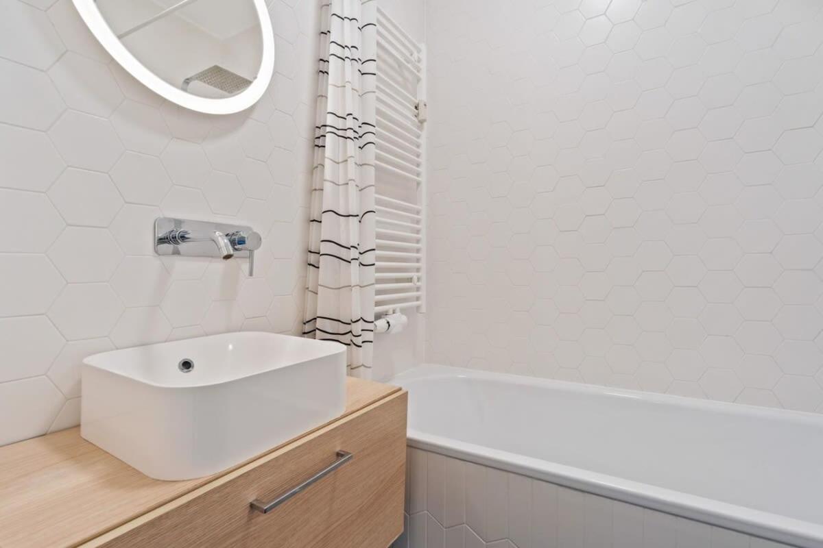 Elegant 1br Apt, Balcony, Pool, Central Location