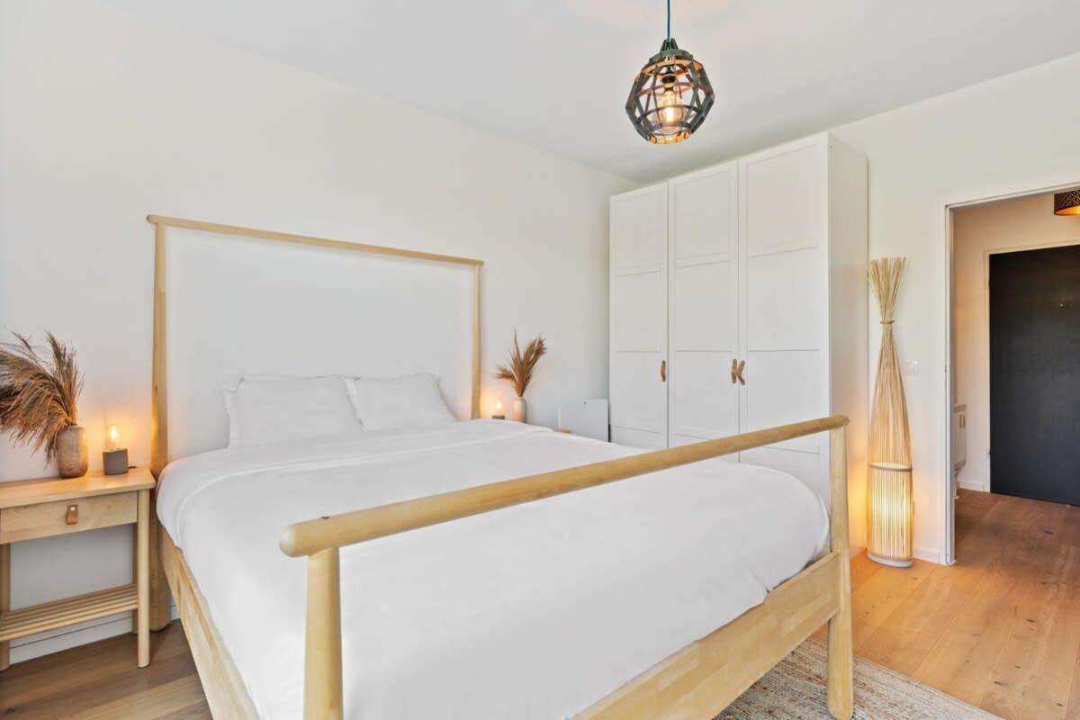 Elegant 1br Apt, Balcony, Pool, Central Location Apartment *