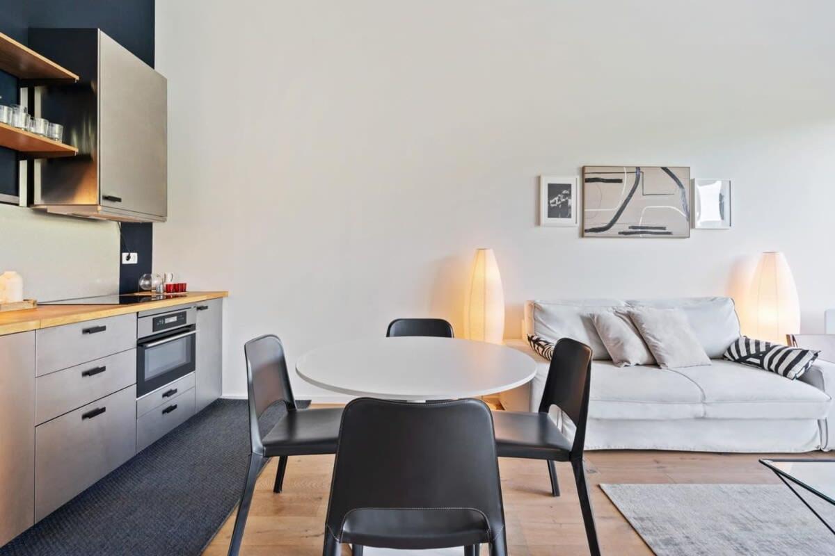 Elegant 1br Apt, Balcony, Pool, Central Location Apartment *