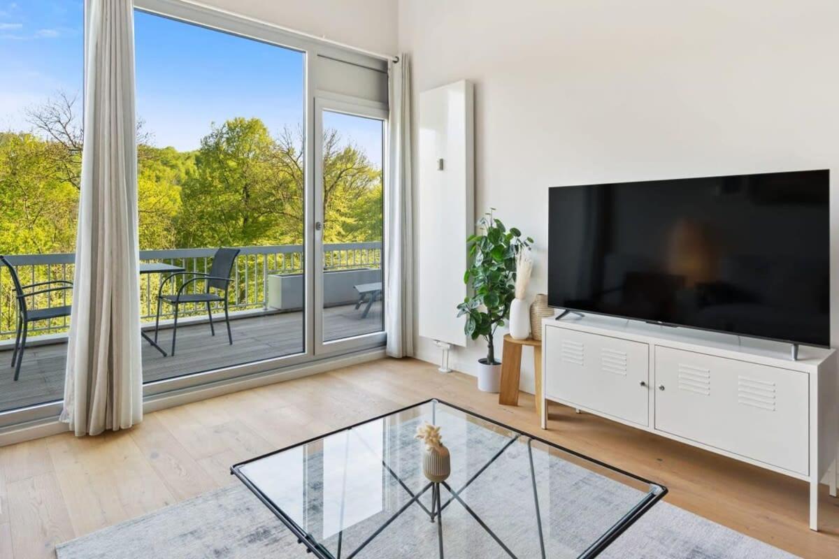 Elegant 1br Apt, Balcony, Pool, Central Location Apartment *