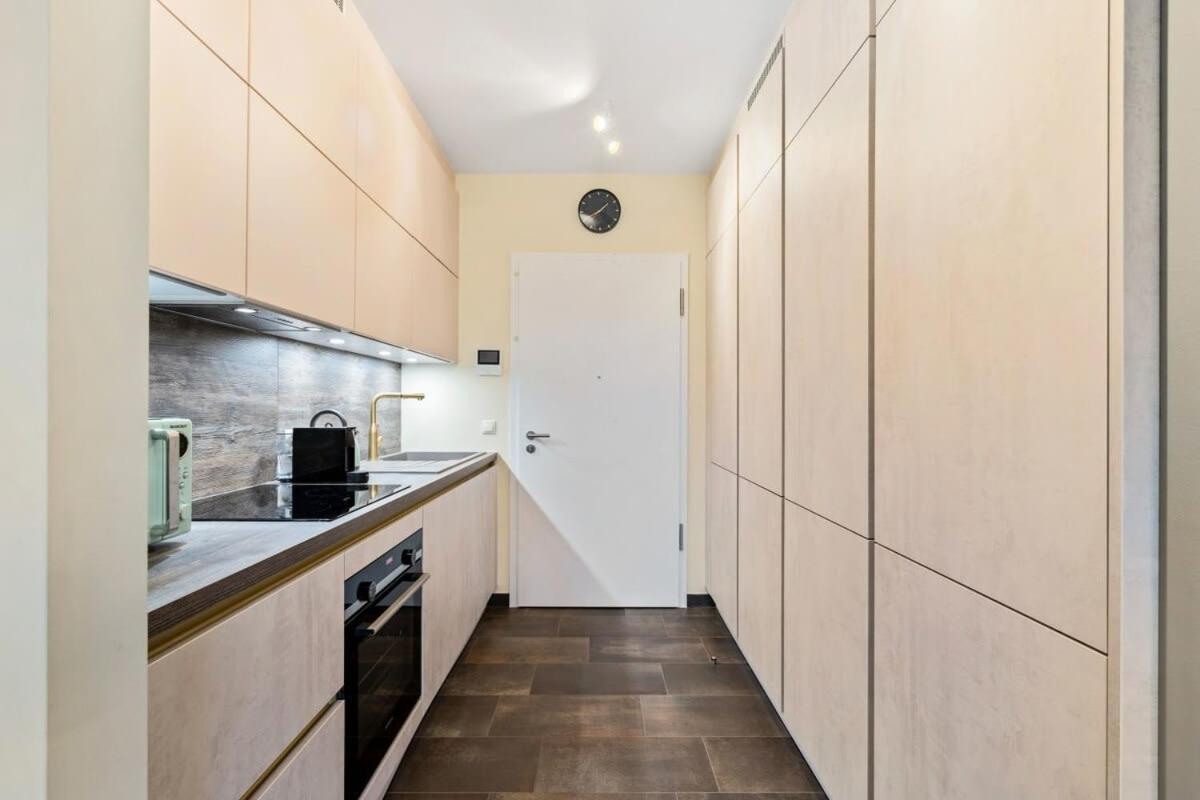 Cozy With Full Kitchen & Workspace *