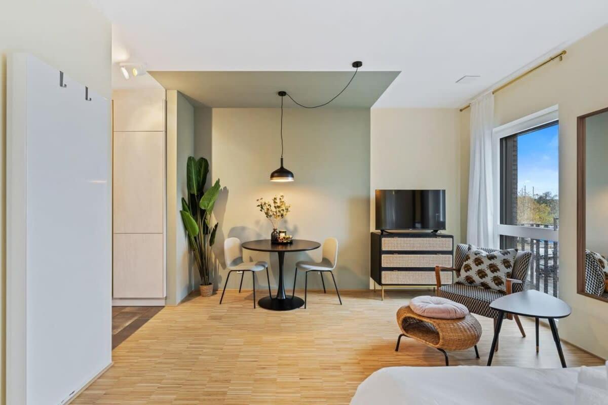 Apartment Cozy With Full Kitchen & Workspace