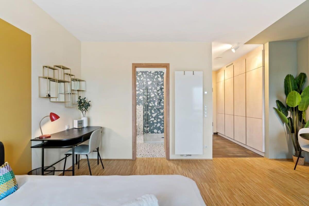 Cozy With Full Kitchen & Workspace Apartment