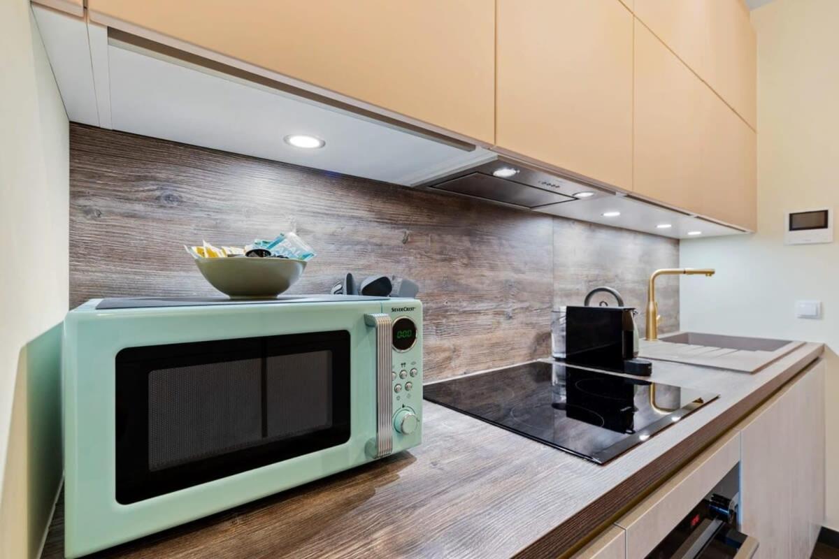 Cozy With Full Kitchen & Workspace *