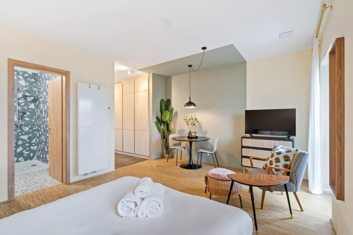 Apartment Cozy With Full Kitchen & Workspace