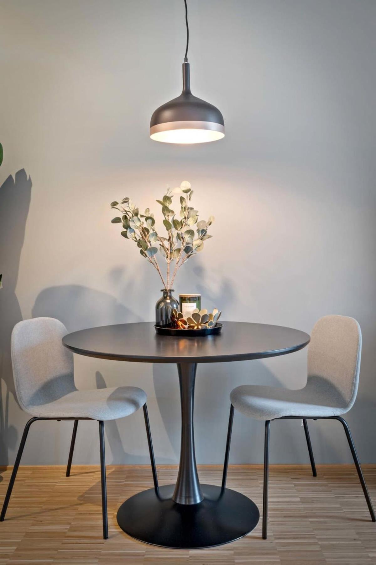 Cozy With Full Kitchen & Workspace *