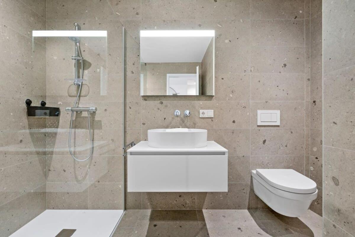 Luxurious 2br Apt With Balcony In Appartement *