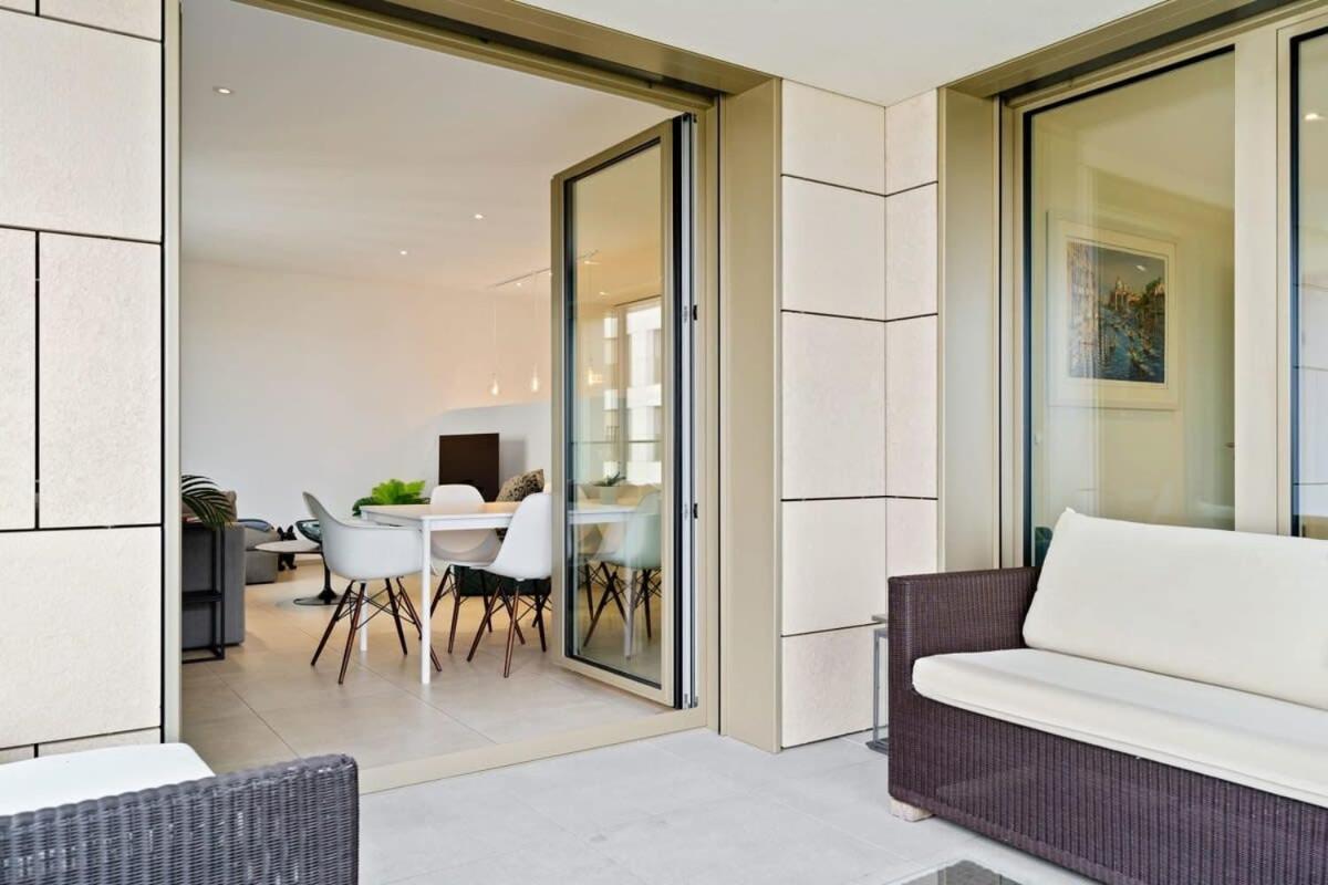 Lux City Escape 2br Apt With Balcony & Workspace Apartment