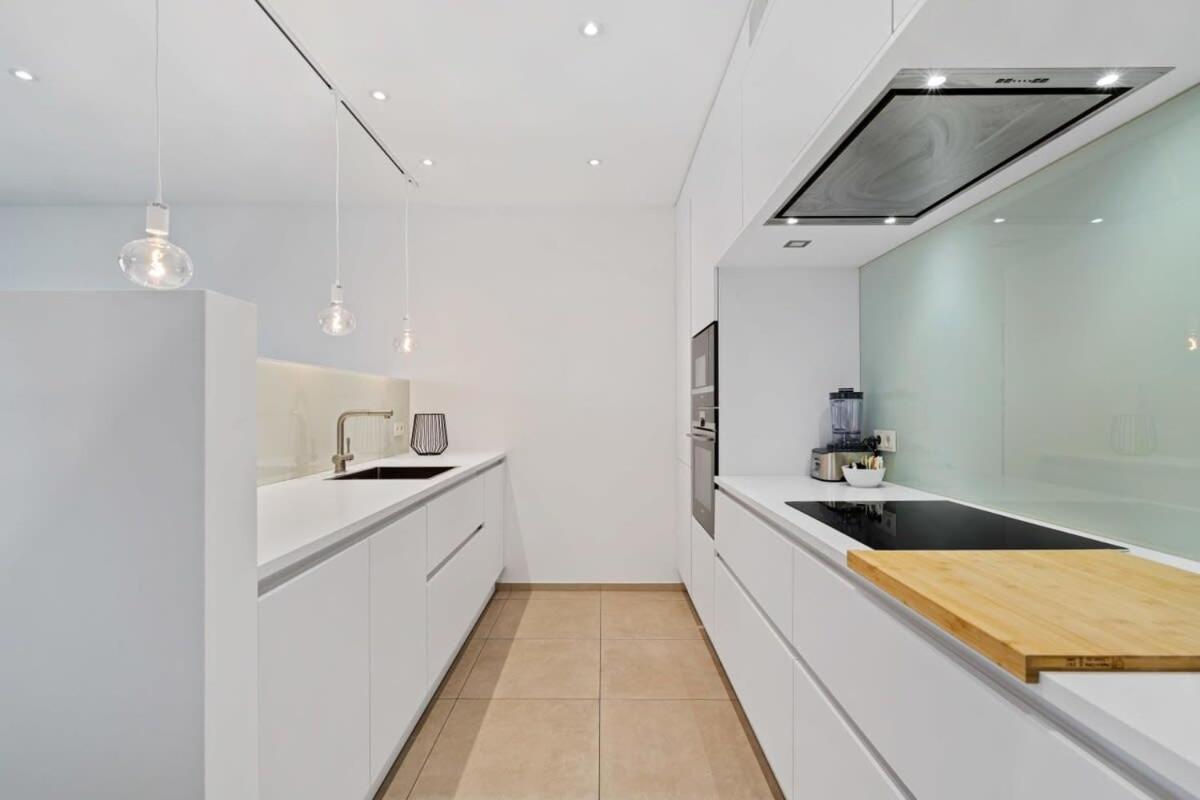 Lux City Escape 2br Apt With Balcony & Workspace *
