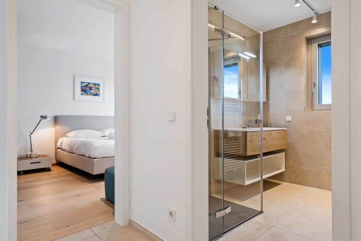 Lux City Escape 2br Apt With Balcony & Workspace Apartment
