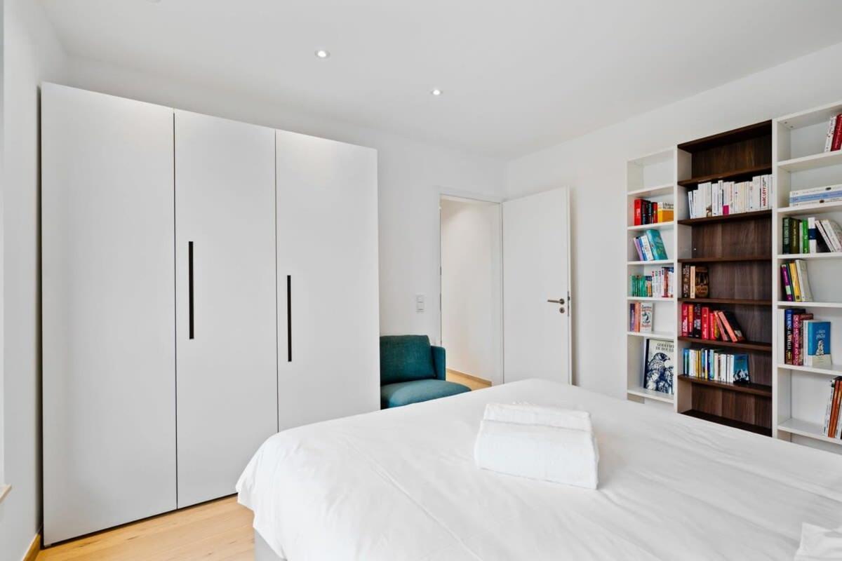 Lux City Escape 2br Apt With Balcony & Workspace