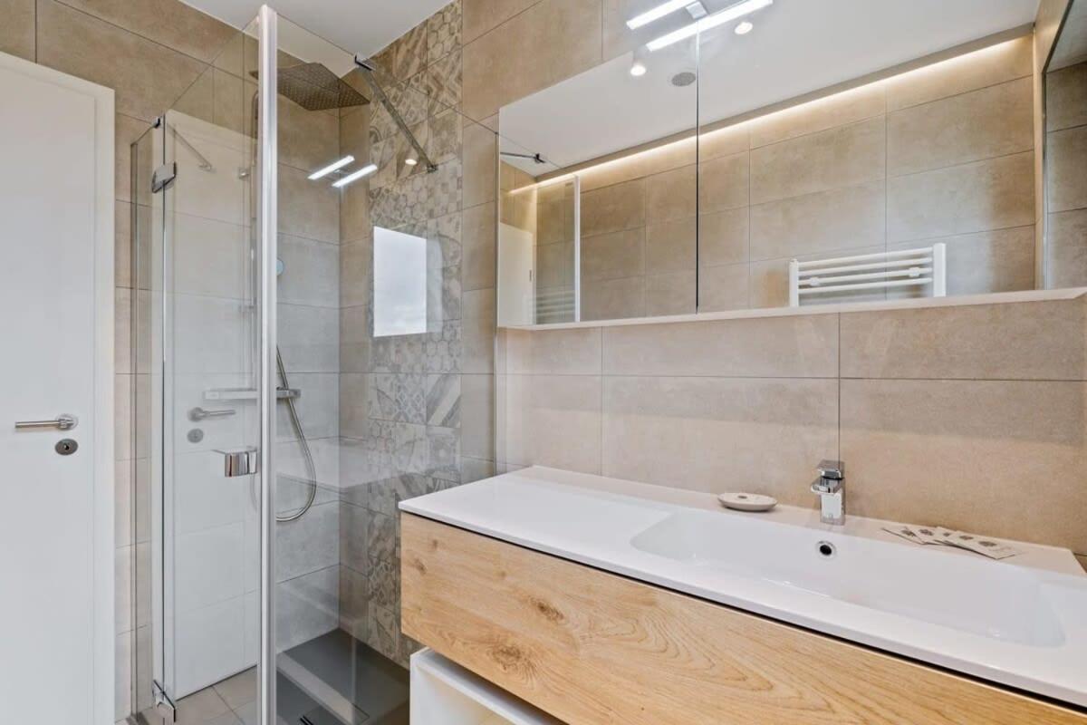 Lux City Escape 2br Apt With Balcony & Workspace Apartment *