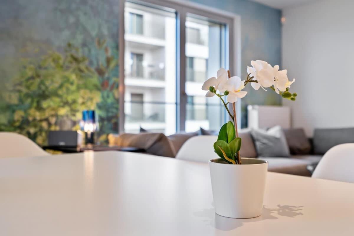 Lux City Escape 2br Apt With Balcony & Workspace Apartment