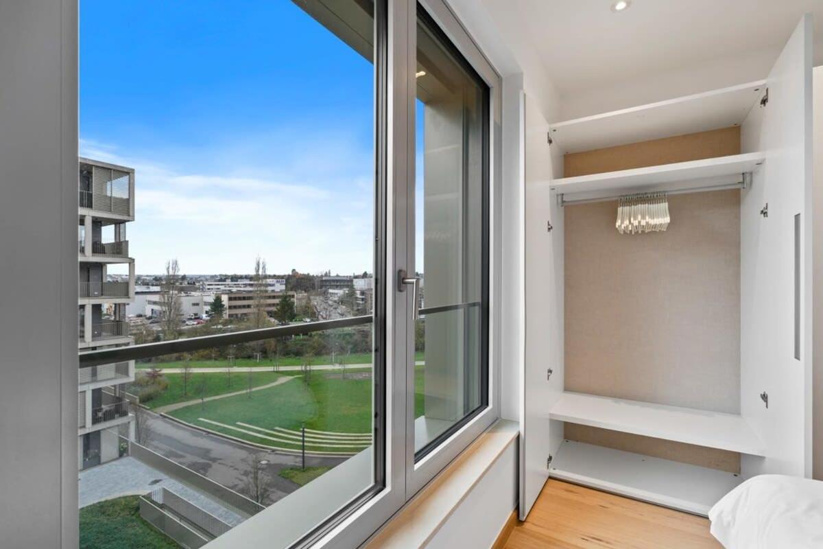Lux City Escape 2br Apt With Balcony & Workspace