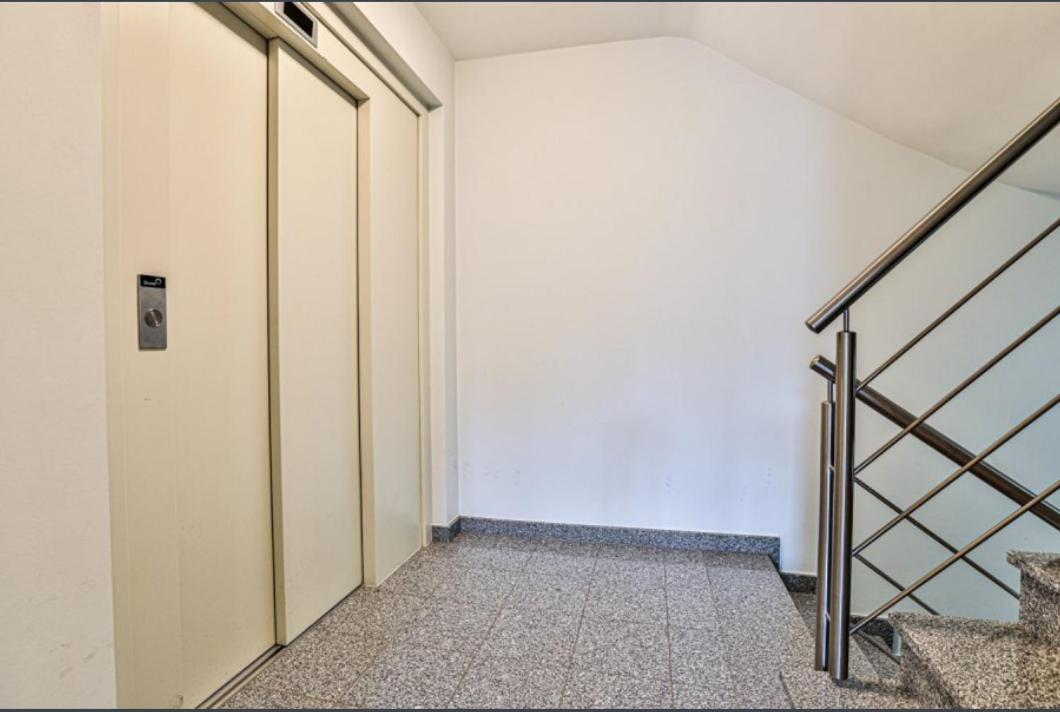 Elegant Spacious With Open Kitchen, Steps From Train Station *