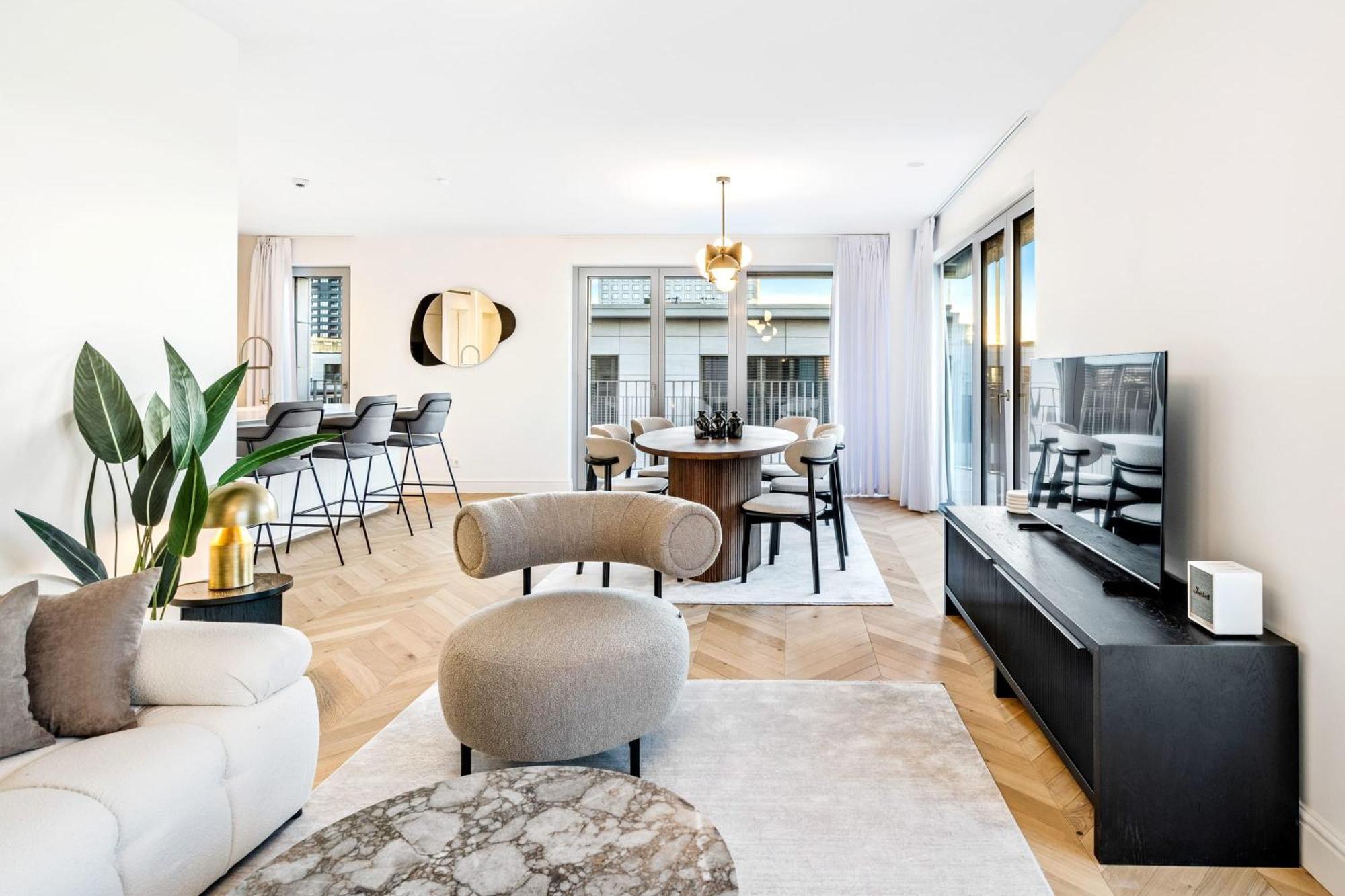 Luxurious 3br Apt With Jacuzzi In Central Lux *