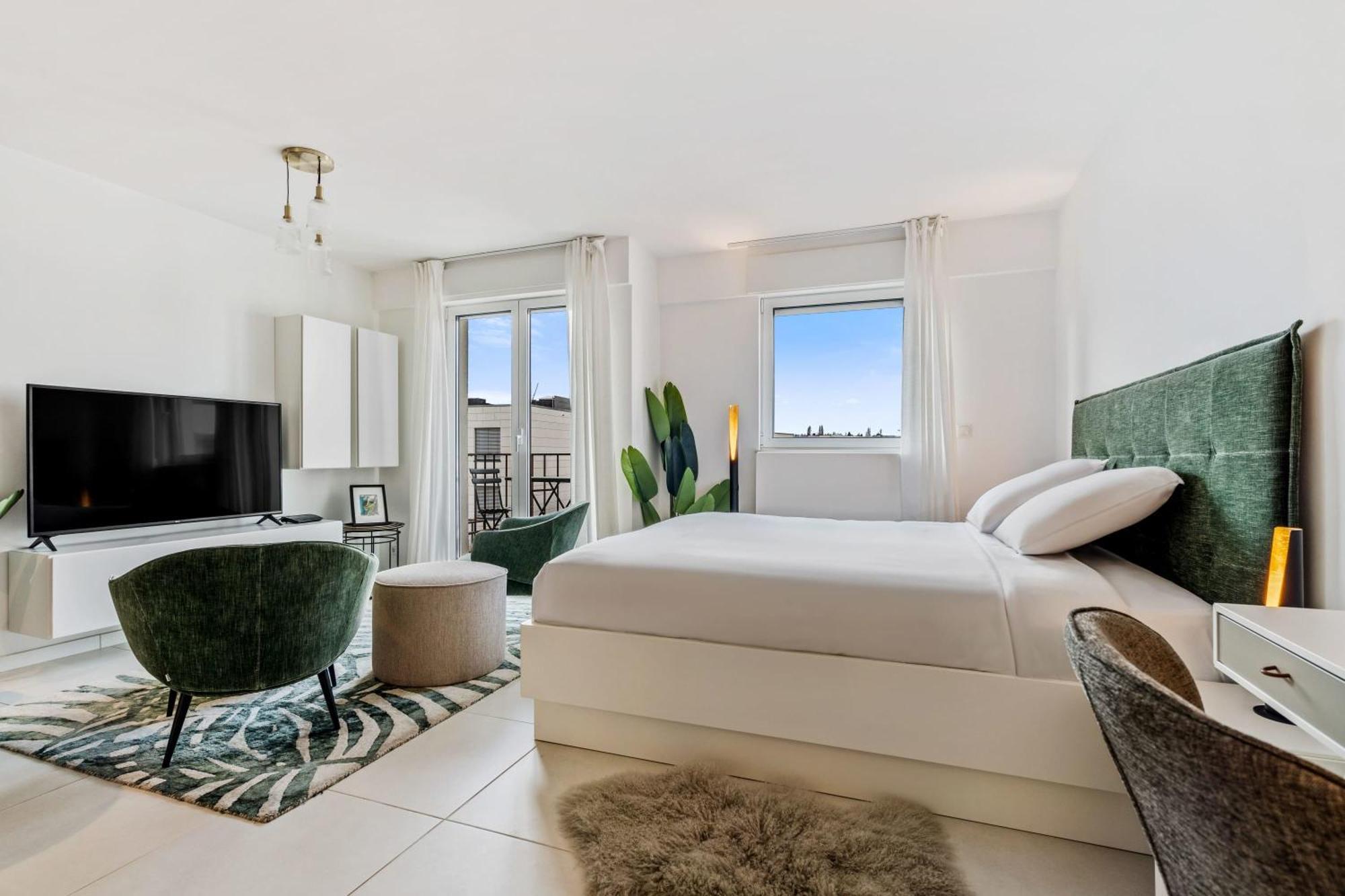 Stylish With King Bed, Balcony And Full Kitchen Apartment *