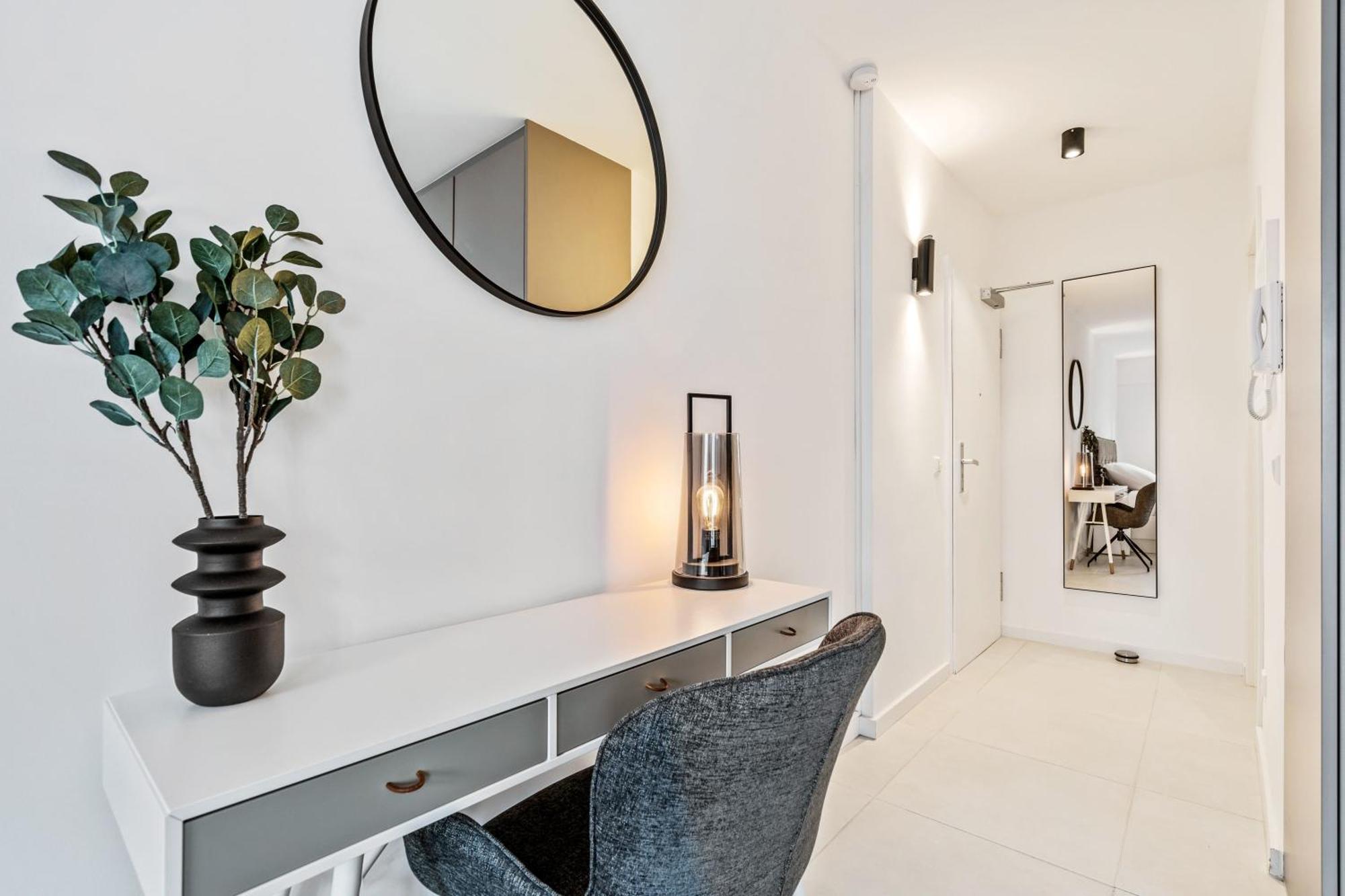 Apartment Stylish With King Bed, Balcony And Full Kitchen
