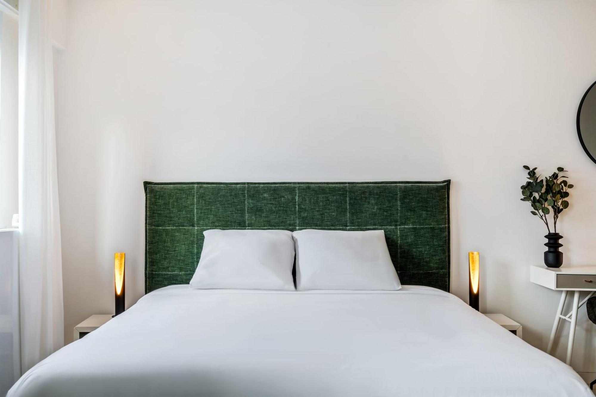 Apartment Stylish With King Bed, Balcony And Full Kitchen *