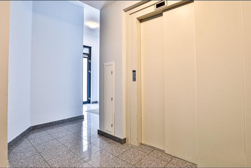 Elegant - Steps From Train Station Apartamento *