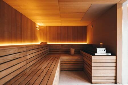 Spa, Gym & Pool In Cloche D'or Id6 Apartment