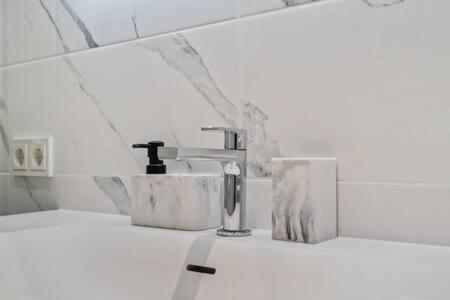 Spa, Gym & Pool In Cloche D'or Id6 Apartment