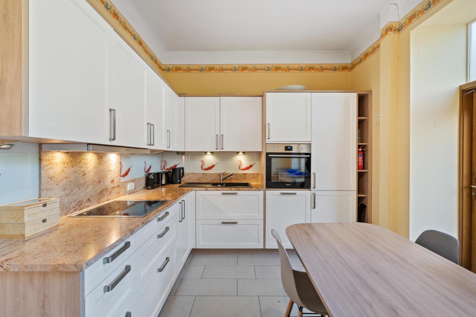 Charming 3-br Townhome Near City Center Apartamento