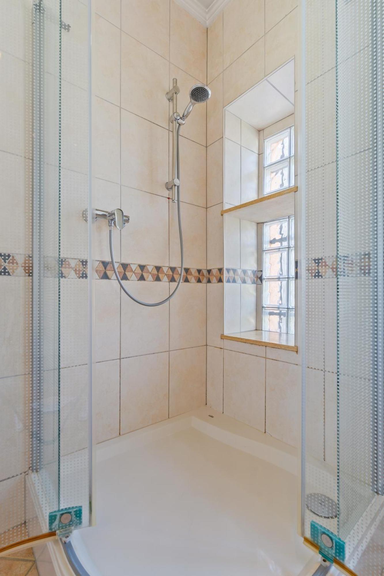 Charming 3-br Townhome Near City Center