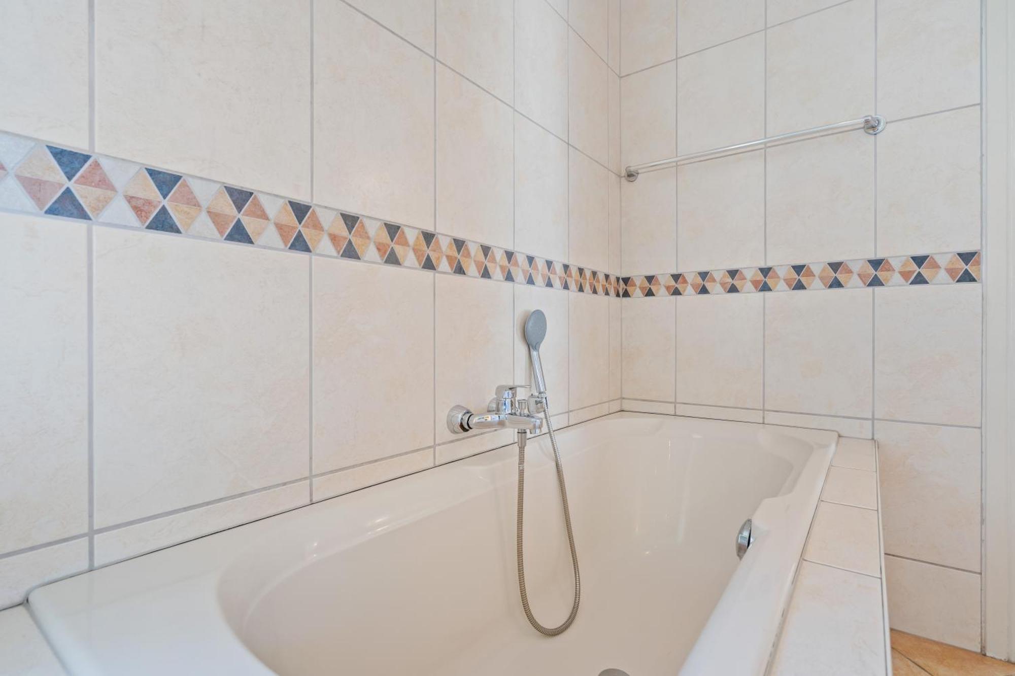 Charming 3-br Townhome Near City Center *