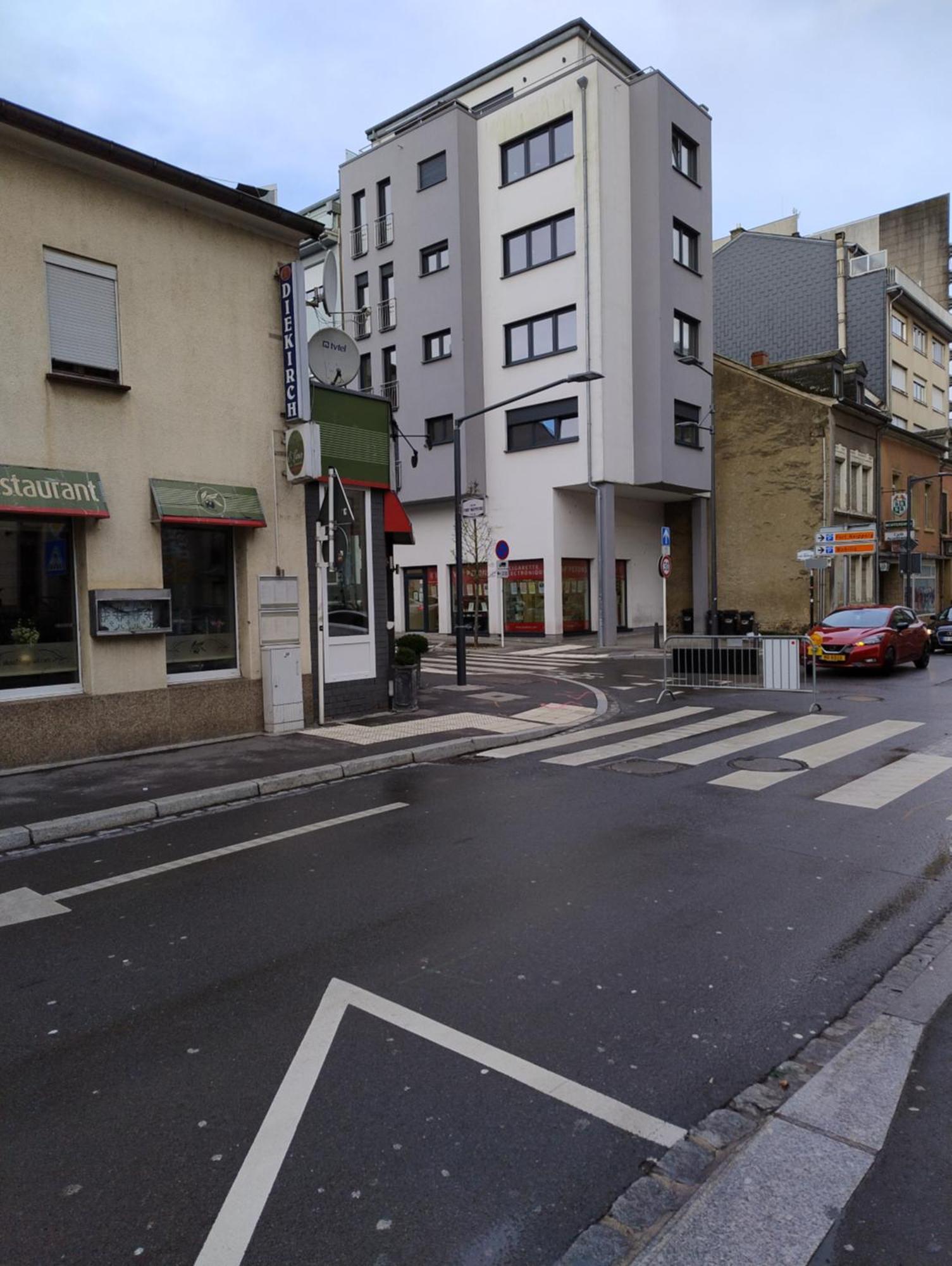 Elegant - Steps From Train Station Apartment *