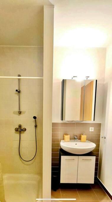 Luxury One Bedroom Flat With Parking&balcony-cent2 Appartement