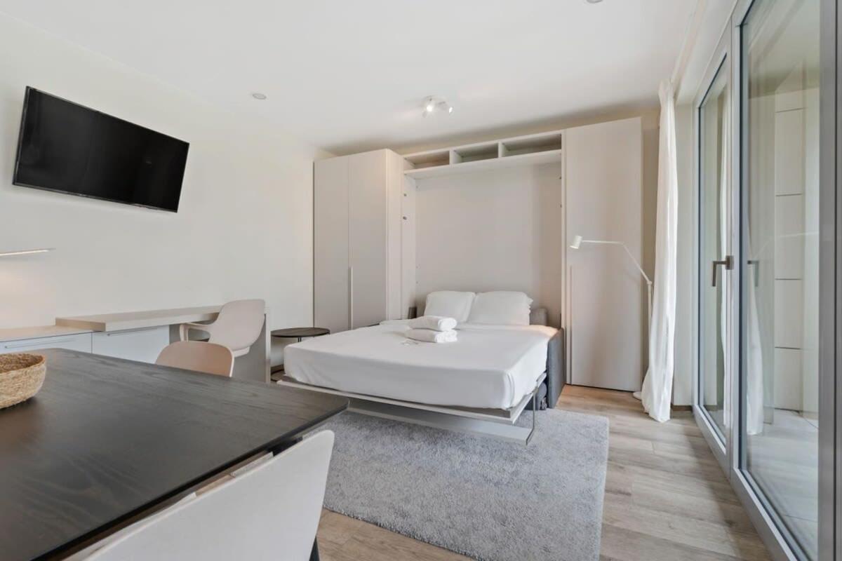 Apartment Modern Studio With Balcony In
