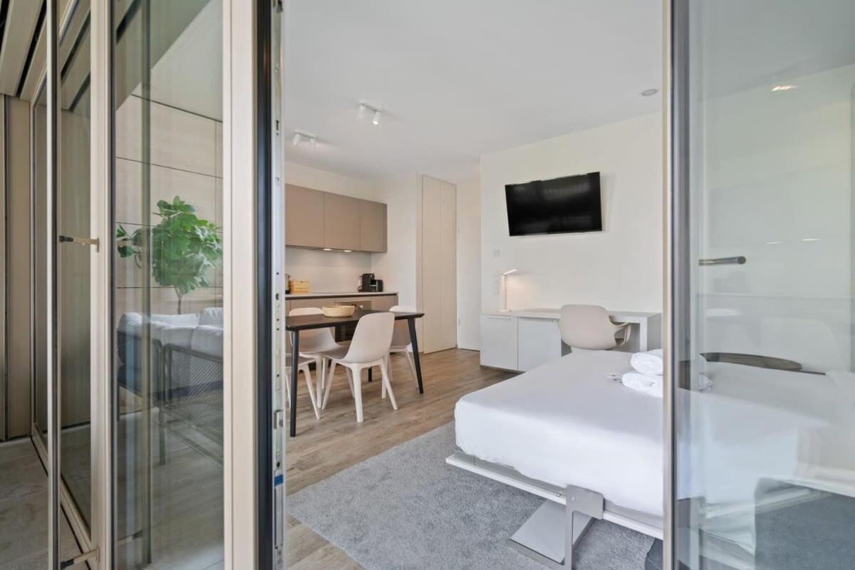 Apartment Modern Studio With Balcony In *