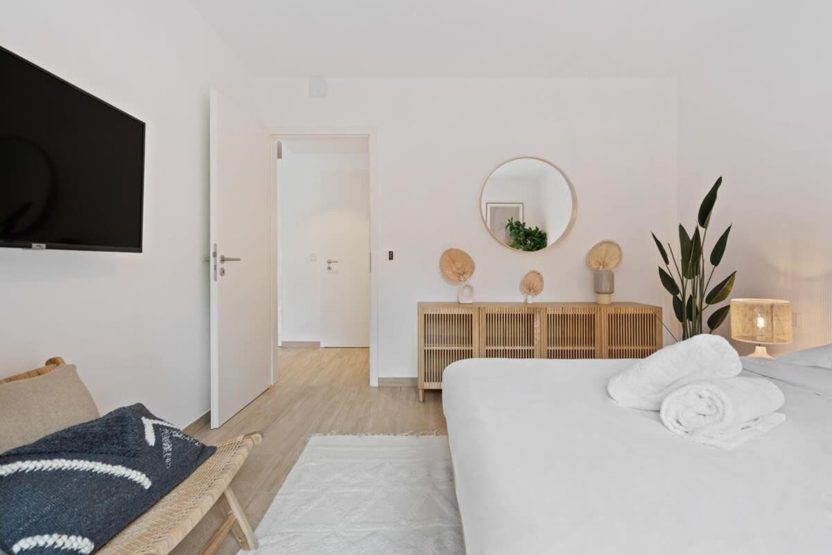 Modern 1br Apt With Balcony Near City Center