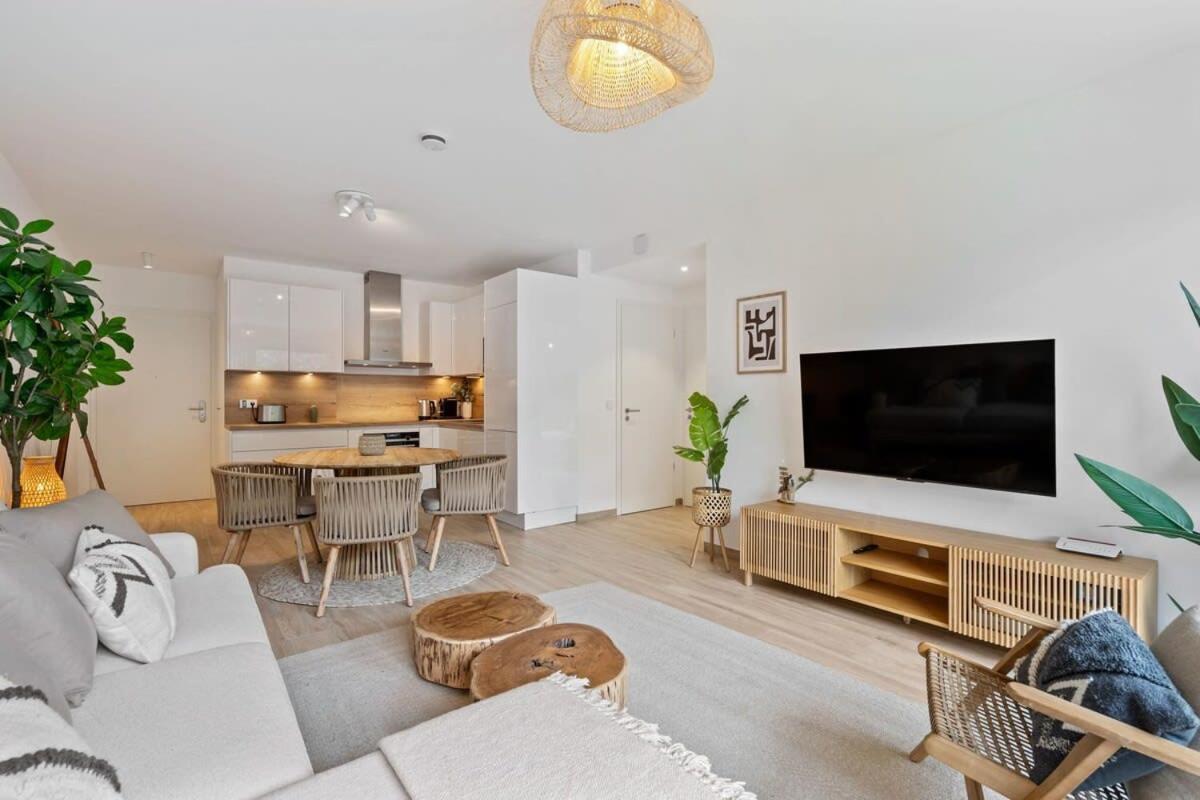 Apartment Modern 1br Apt With Balcony Near City Center