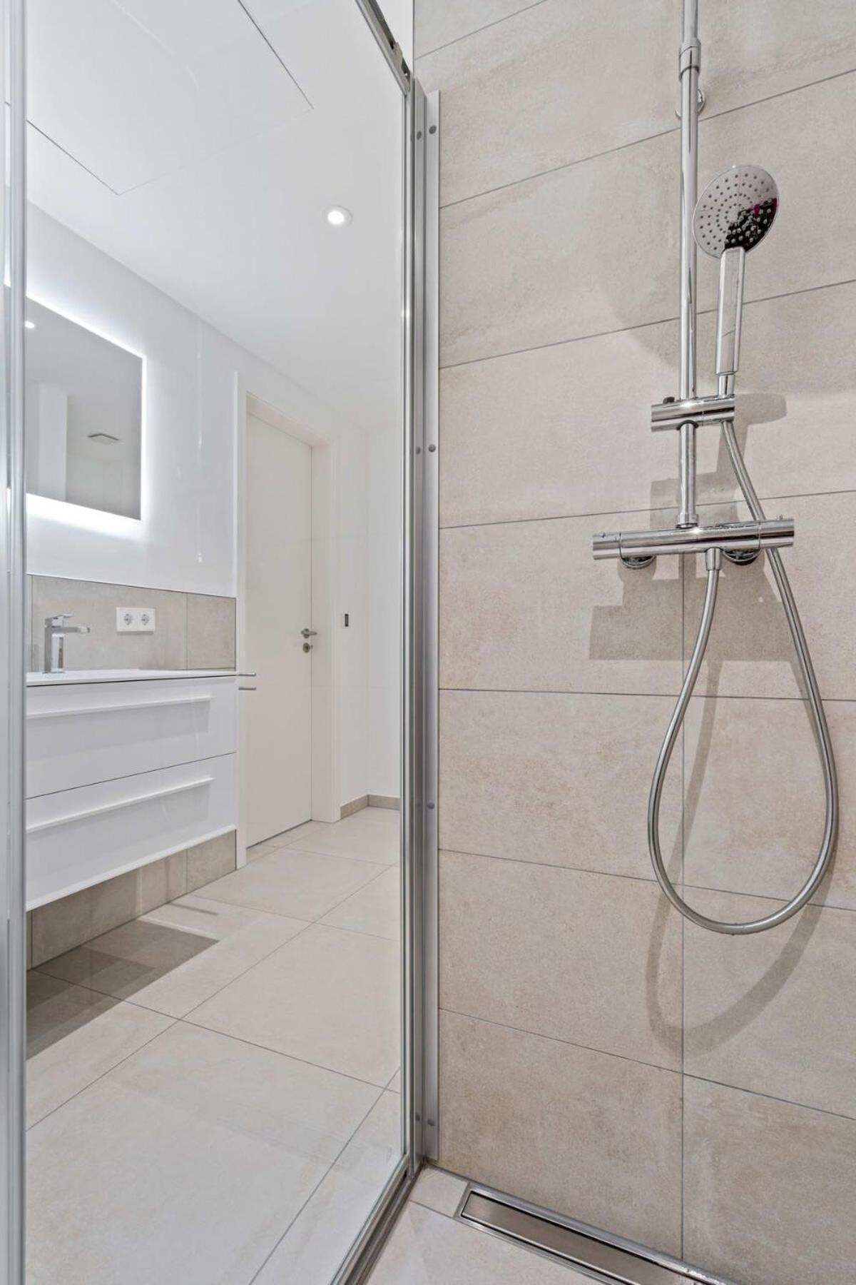 Modern 1br Apt With Balcony Near City Center Apartment *