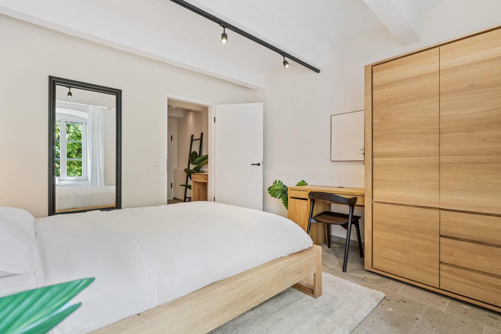Clausen Hideaway Modern *