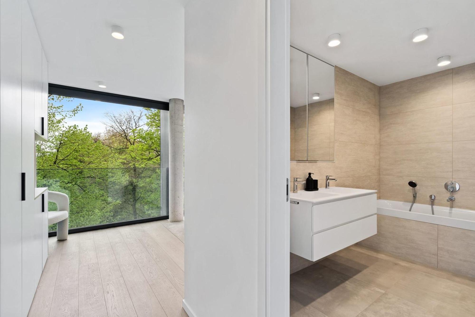 Luxury Haute Haven Queen Bed & Views * Luxembourg