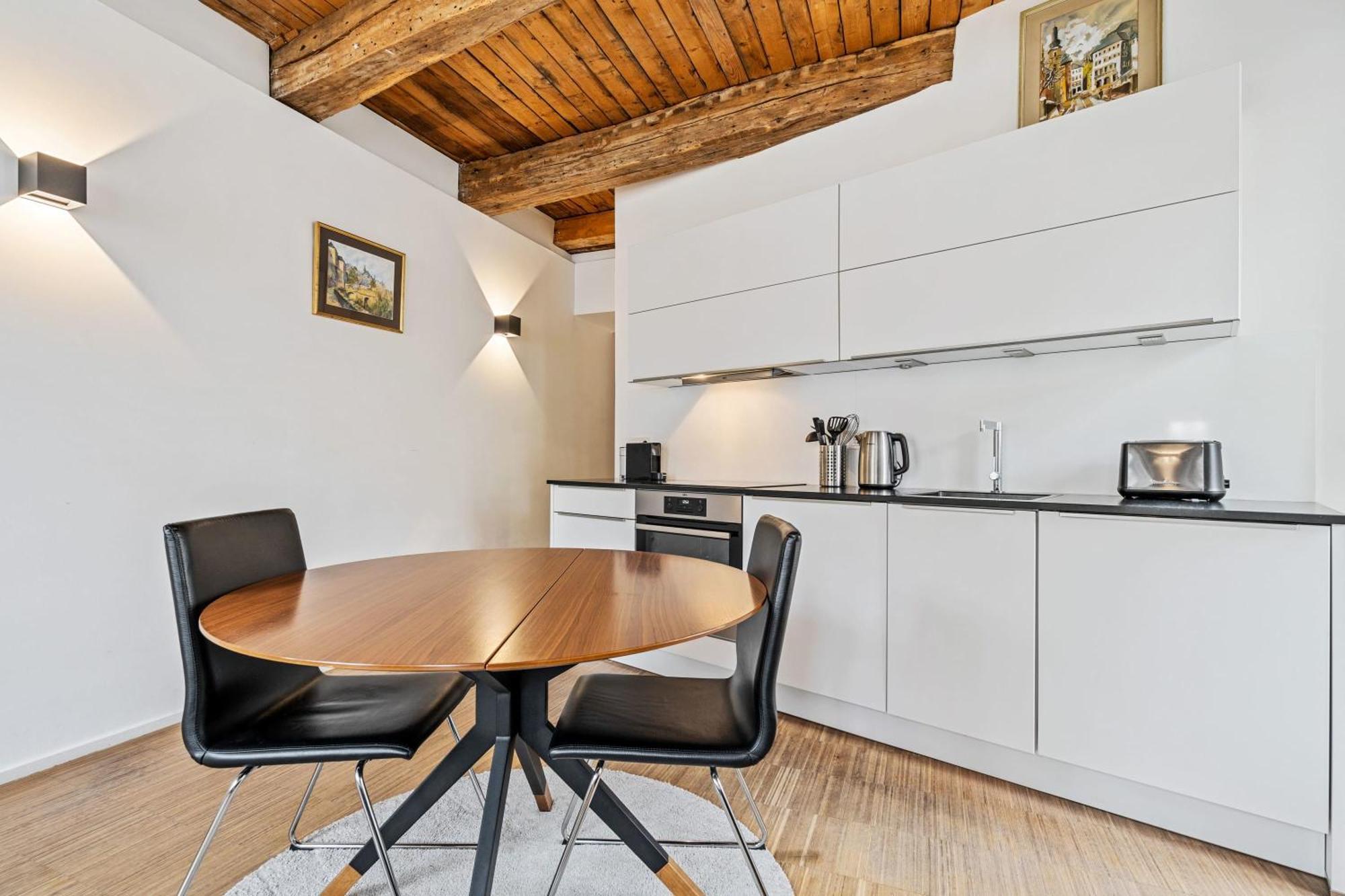 Exquisite In Old Town Apartment