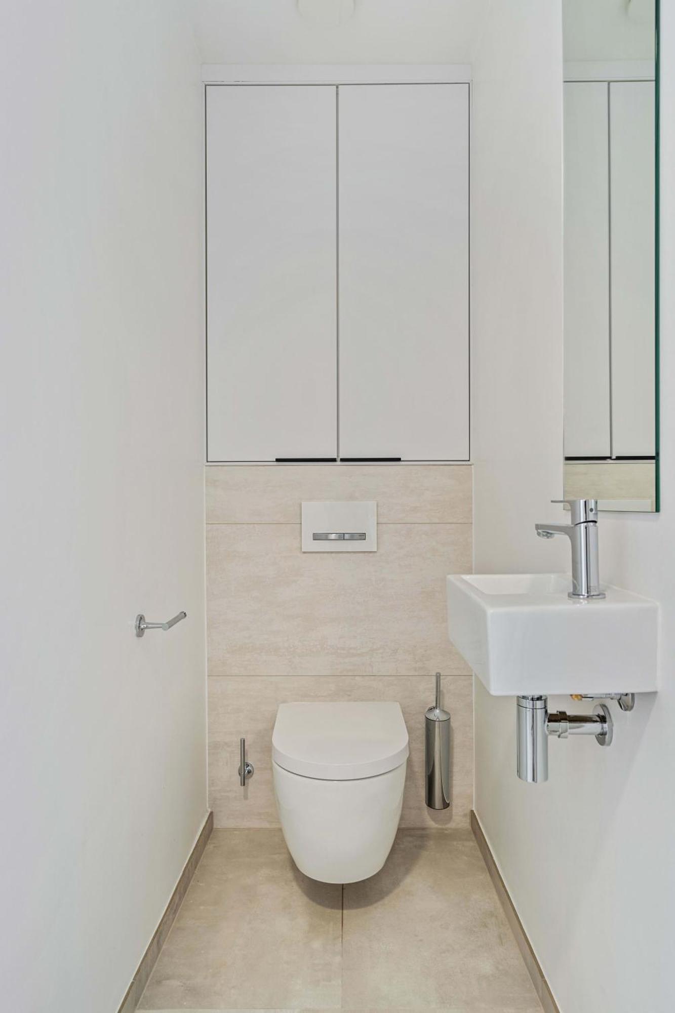 Upscale Urban Style & Comfort For Six Apartment