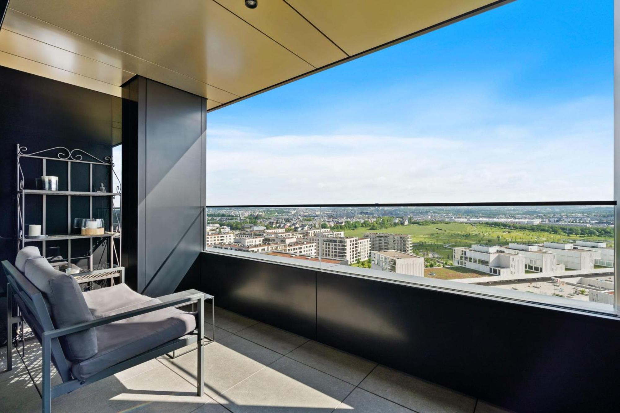 Luxurious Retreat Balcony & Pool Access