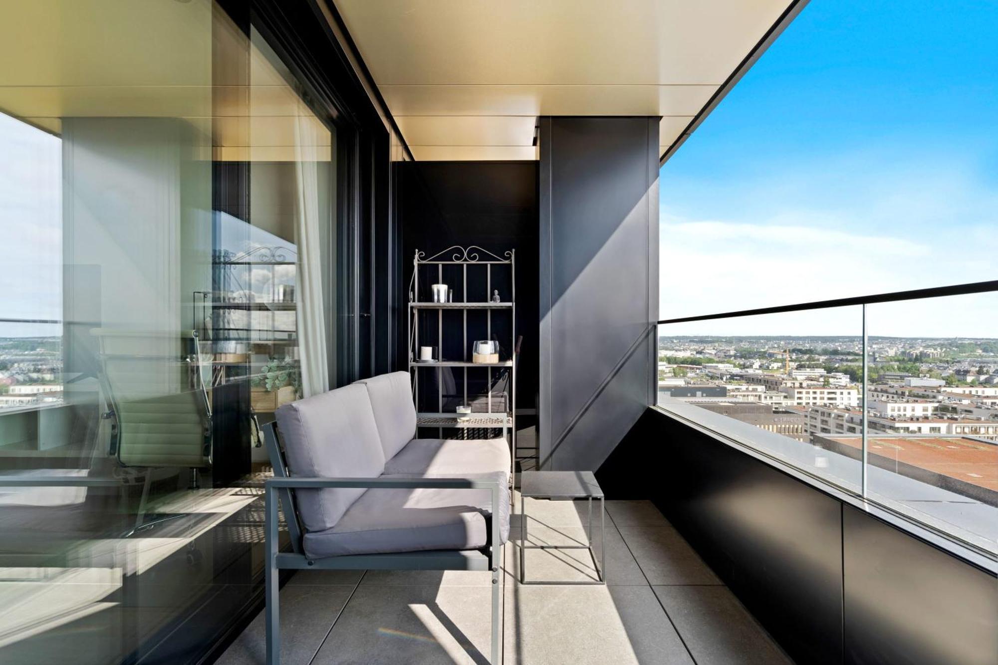 Luxurious Retreat Balcony & Pool Access
