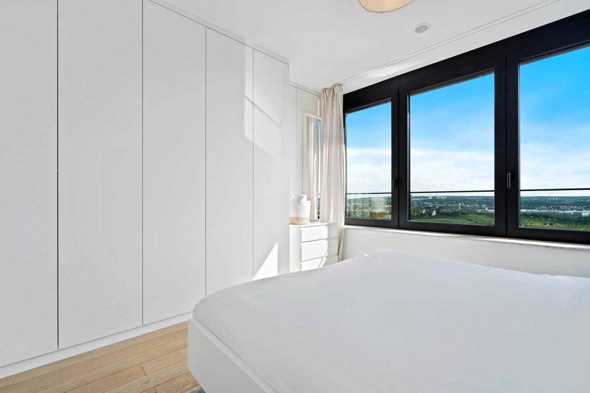 Luxurious Retreat Balcony & Pool Access *