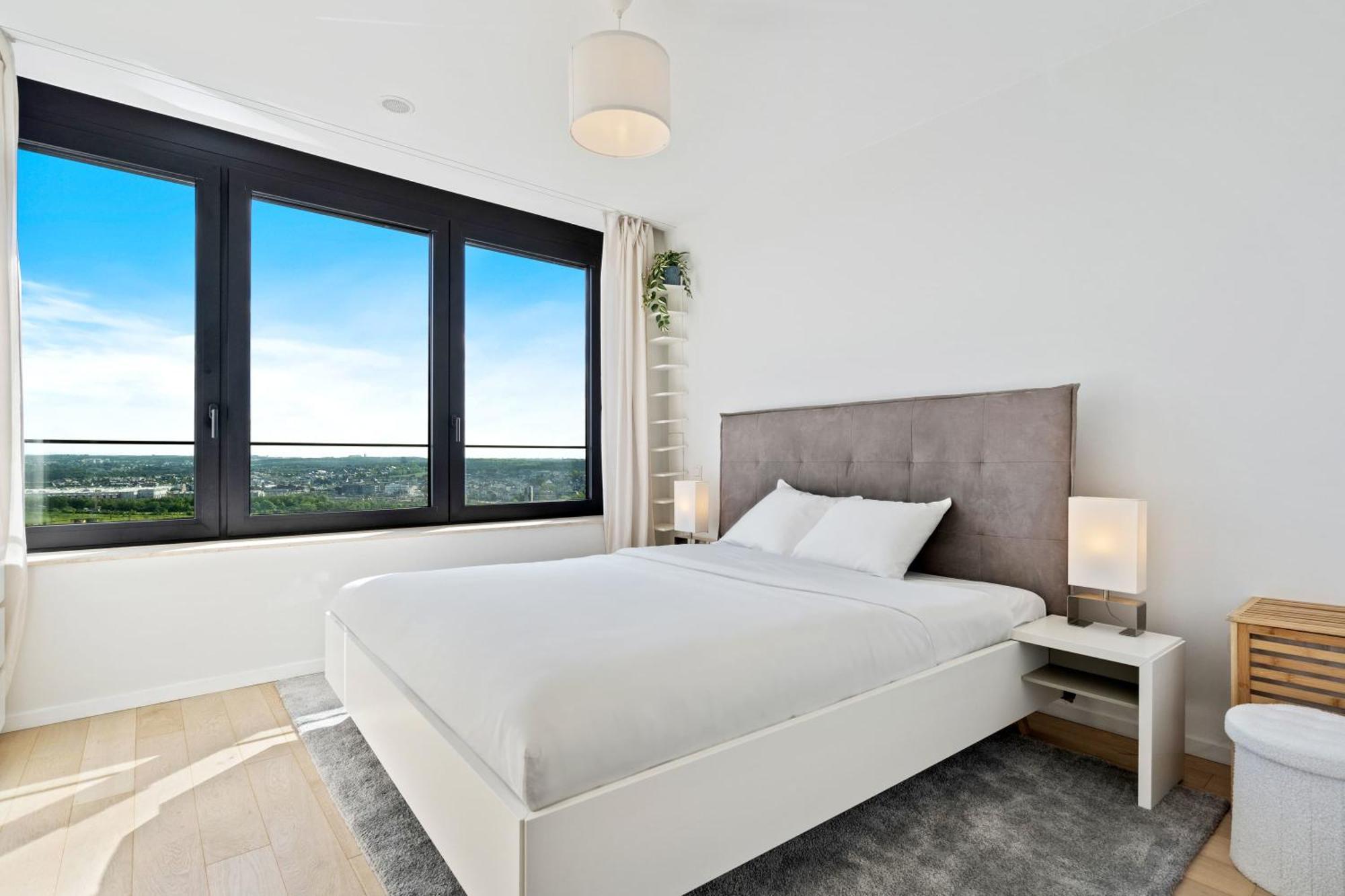 Apartment Luxurious Retreat Balcony & Pool Access *