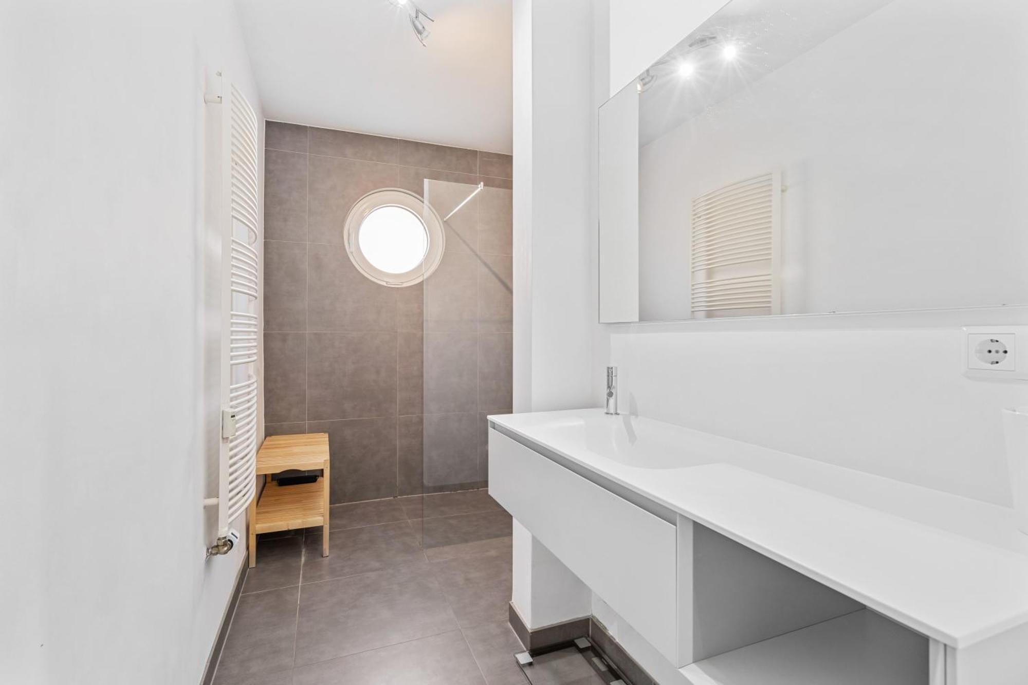 Modern Lux With Balcony In Appartement *