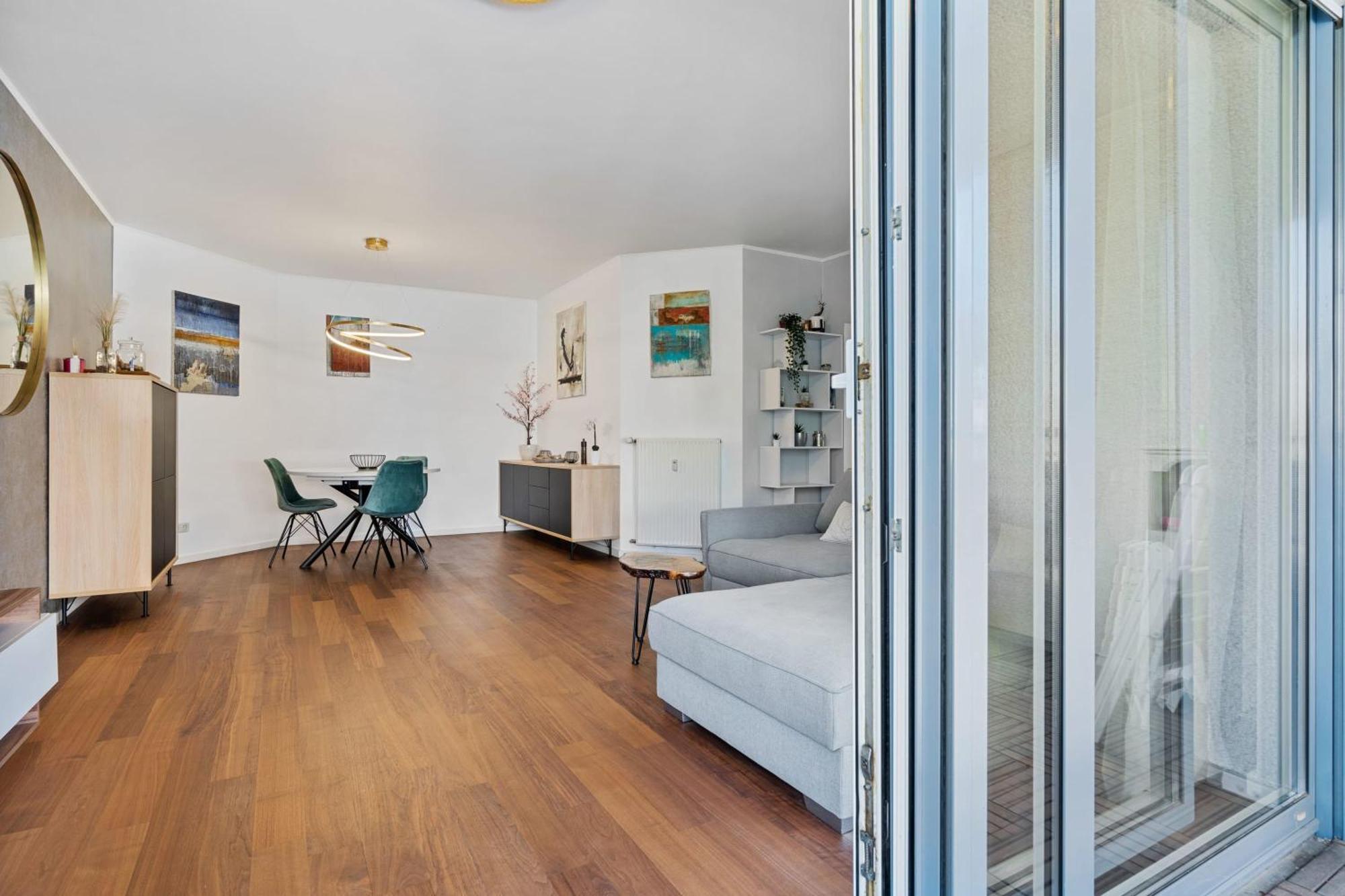 Modern Lux With Balcony In Appartement