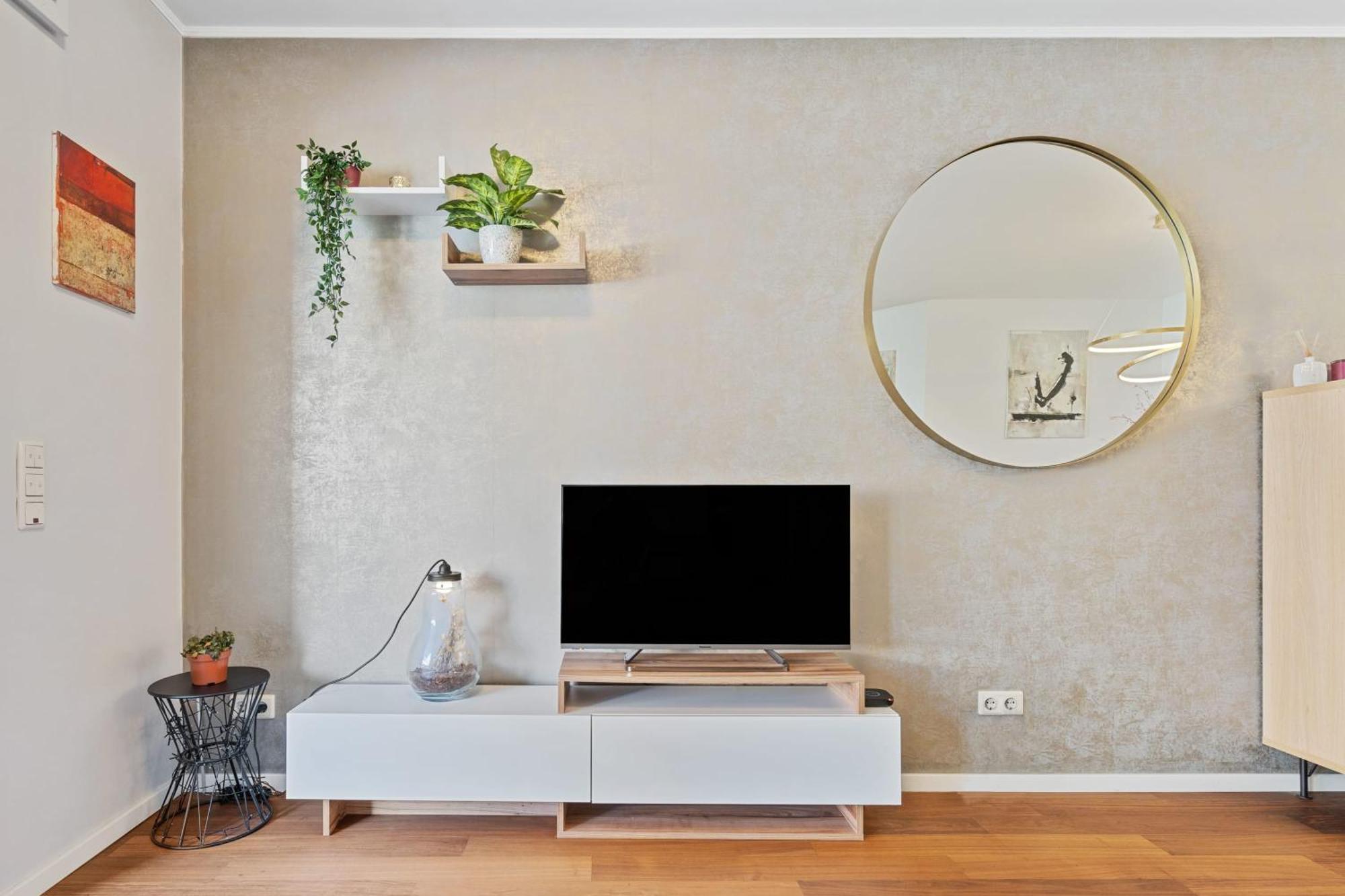 Modern Lux With Balcony In Appartement