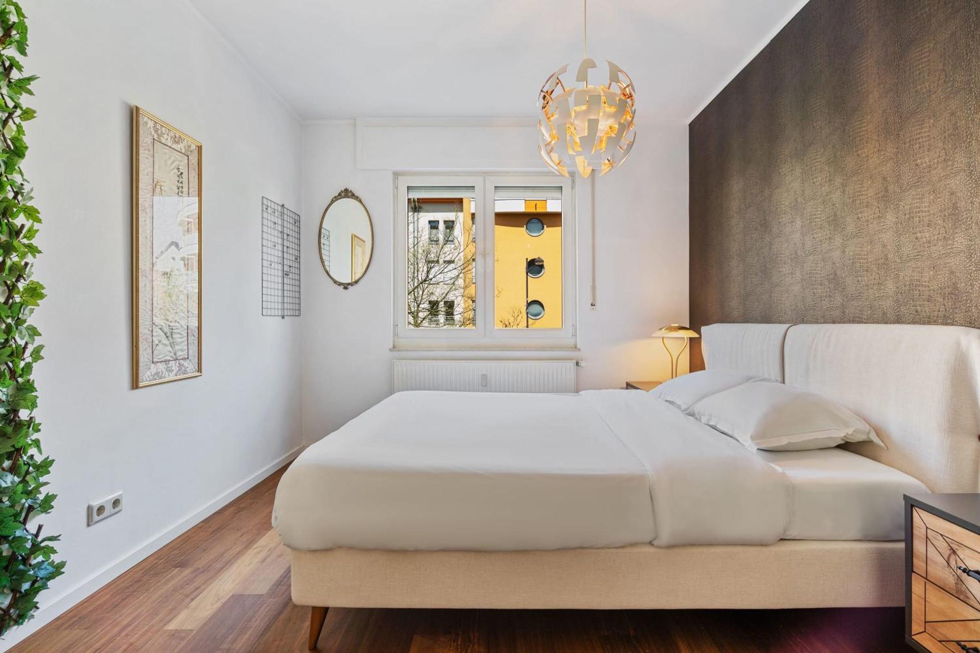 Modern Lux With Balcony In Appartement